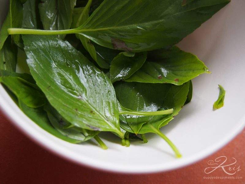 Le basilic thaï doux, ou horapha a une saveur anisée. Il est notamment utilisé dans les currys verts.