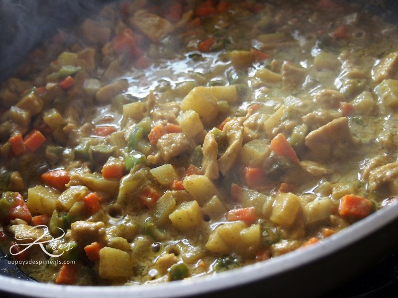 légumes cuits dans le lait de coco et le curry vert