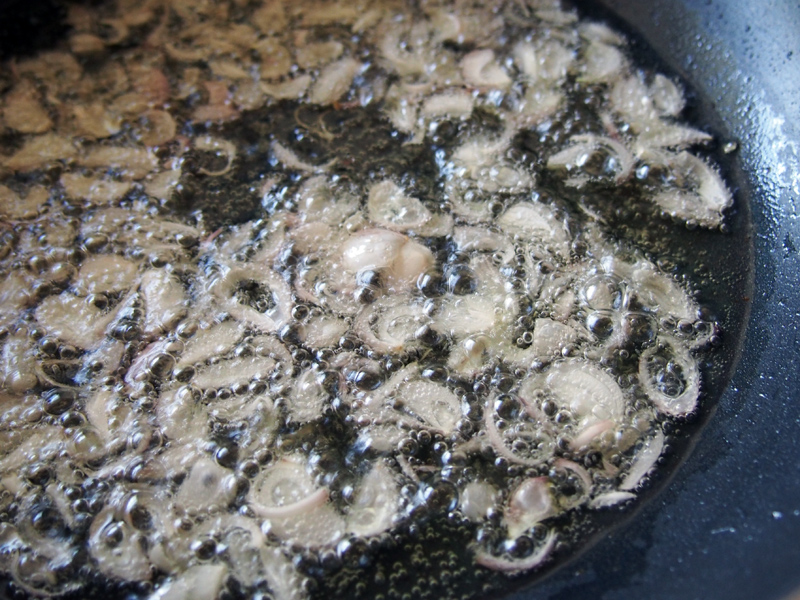 échalotes frites - œufs au tamarin