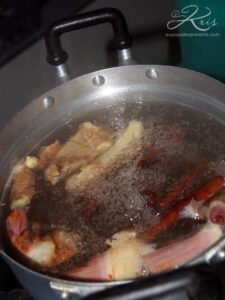 cuisson de la boisson au gingembre et é la cannelle