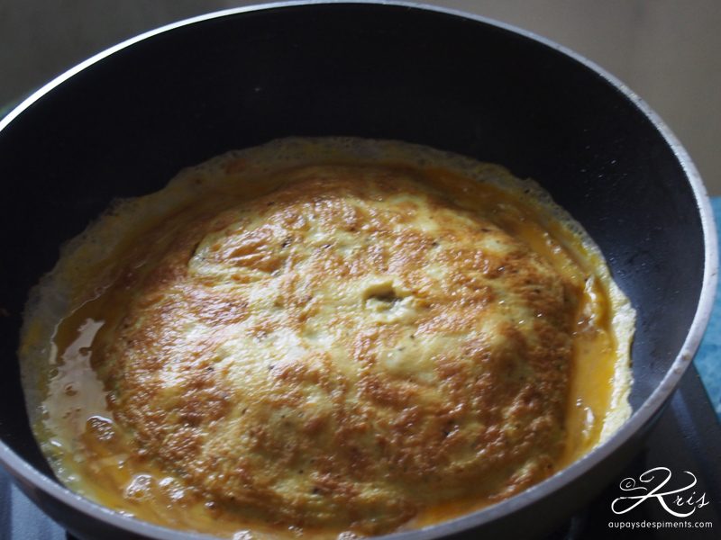 fermer l'omelette farcie
