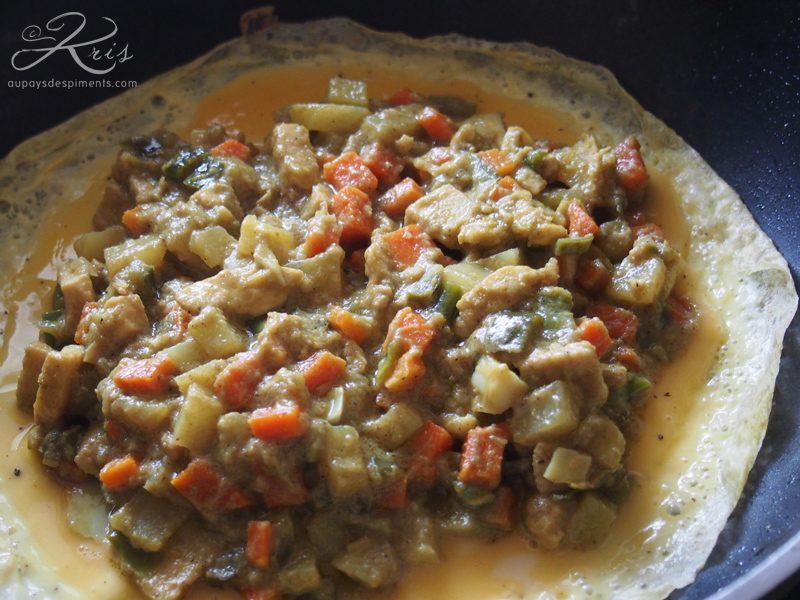 mettre le curry sur l'omelette