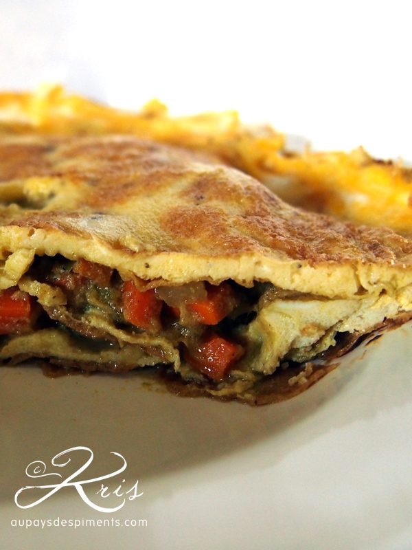 Omelette farcie au curry vert avec des légumes et du poulet