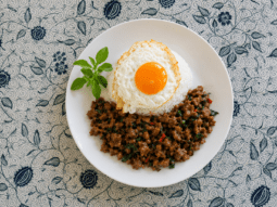 Pad Kaprao au poulet servi avec du riz et un œuf frit