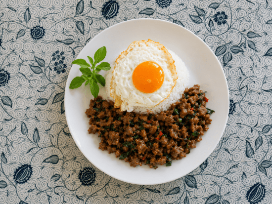 Pad Kaprao au poulet servi avec du riz et un œuf frit