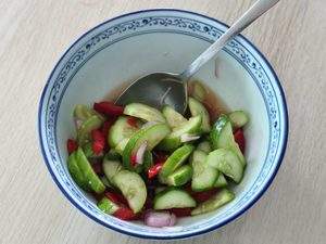 Ajat thaï au concombre, échalote et piment rouge