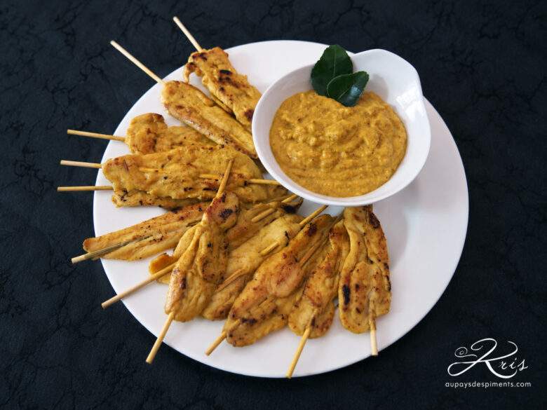 Brochettes de poulet satay accompagnées d’une sauce thaïe aux cacahuètes