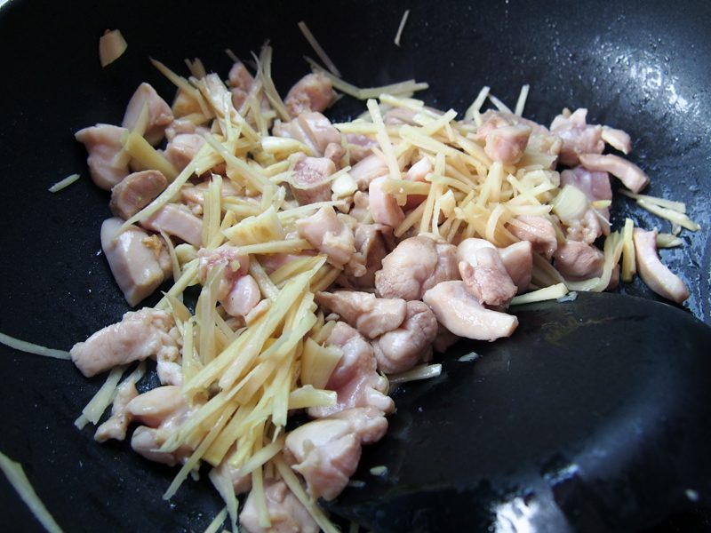 fais revenir le poulet et le gingembre