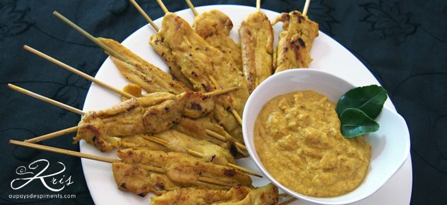 Brochettes de poulet satay et légumes grillés