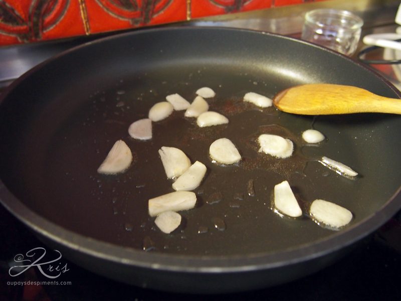 Faire revenir de l'ail dans une poêle - Poisson Sauce Tamarin