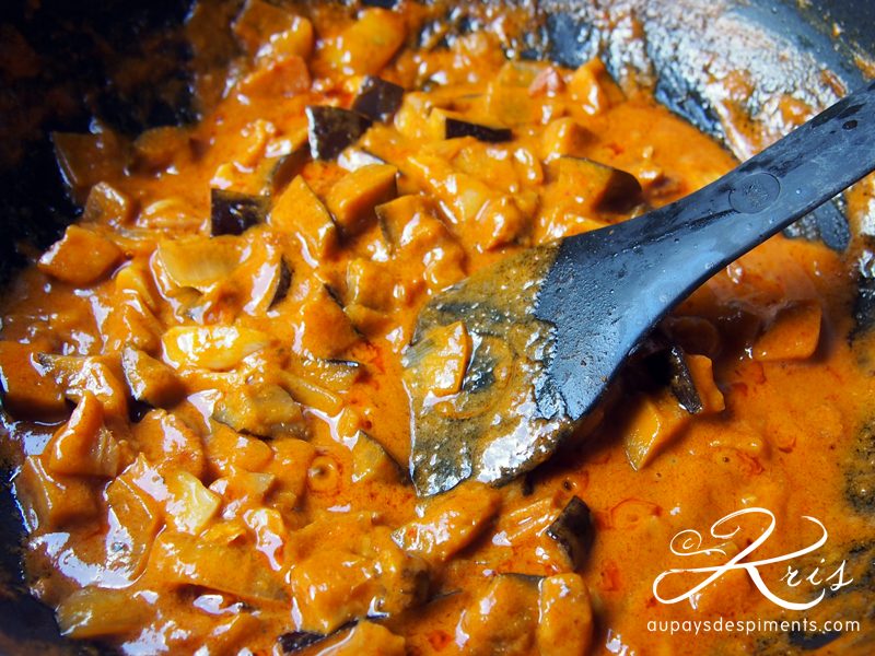 sauce au curry rouge, lardons et aubergines