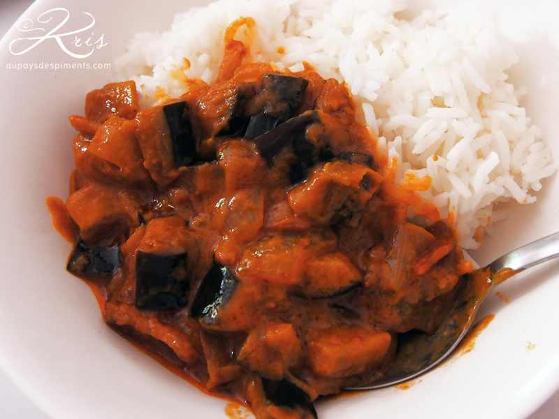 Penne sauce au curry rouge avec du riz