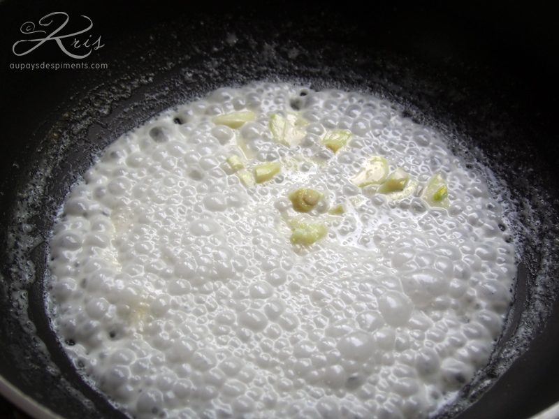 Le lait de coco chauffé à feu vif