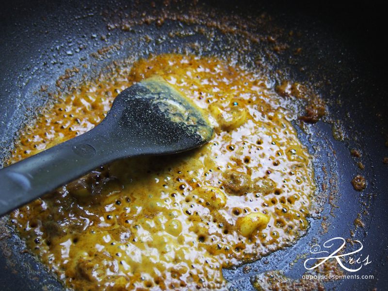 L'ail et la poudre de curry ajoutés au lait de coco