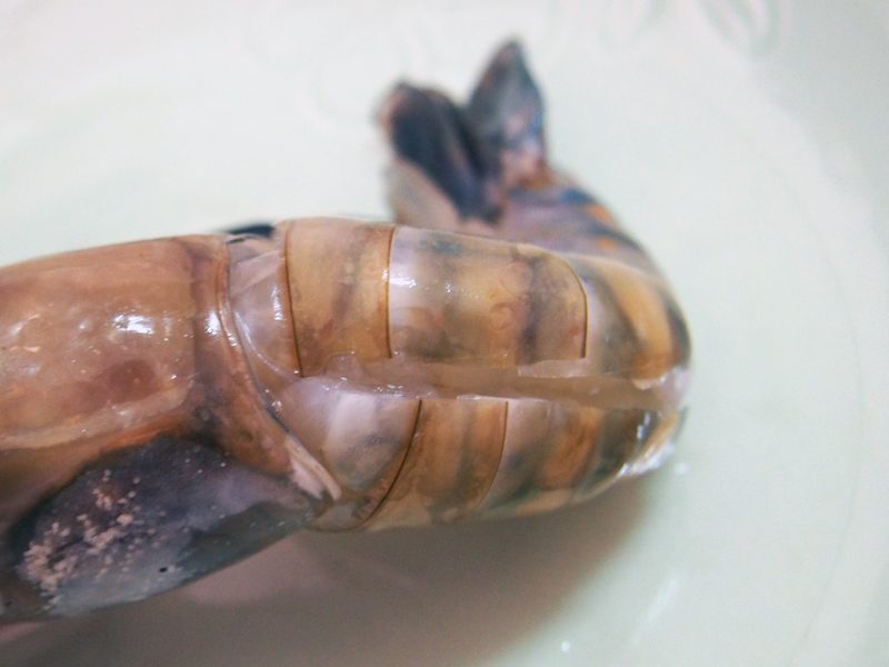 déveiner les crevettes pour la salade