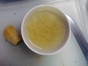 gingembre émincé pour la salade de crevettes