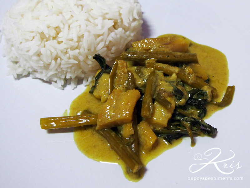 Le curry de poisson séché servi avec du riz