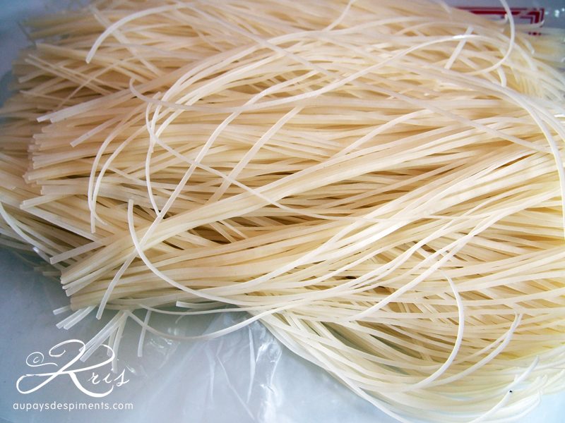 Les nouilles de riz plates pour pad thai