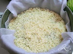 Le riz placé dans un panier à vapeur recouvert d'un torchon