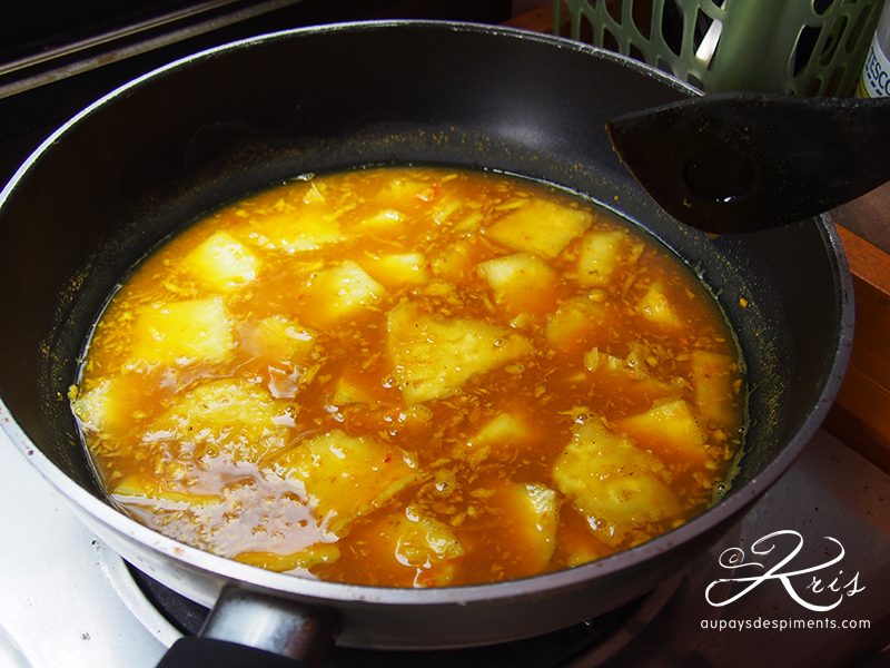 gaeng som, poisson et ananas