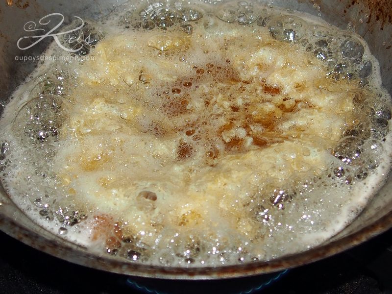 la cuisson de l'omelette thaie au crabe