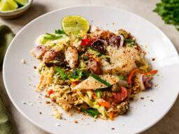 Bol de Yam Mama, une salade thaïlandaise de nouilles instantanées préparée avec des crevettes, du calmar, de herbes fraîches, du citron vert et une sauce épicée.