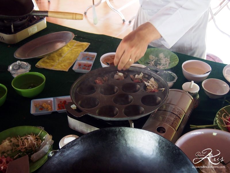 préparation de banh khot, les crêpes vietnamiennes