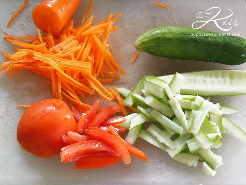 Laisse reposer au frais 15 minutes puis sers avec des grillades ou avec du riz gluant.