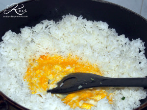  riz mélangé avec de l'oeuf