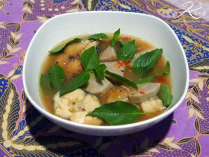 Soupe acidulée de poisson au basilic doux – tom jeaw
