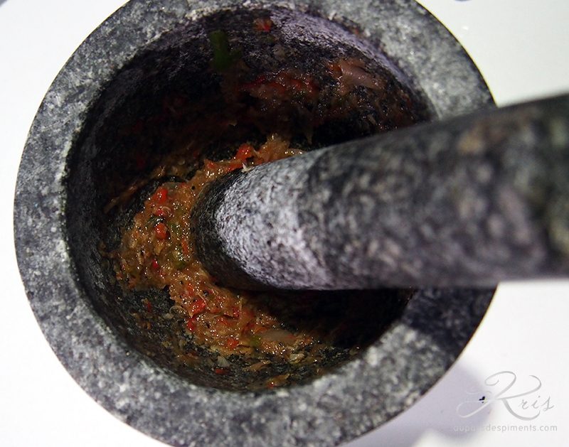 prépare la pâte pour assaisonner la soupe