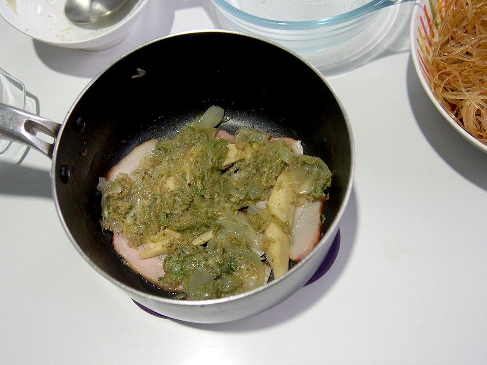 préparation de la recette de crevettes et vermicelles