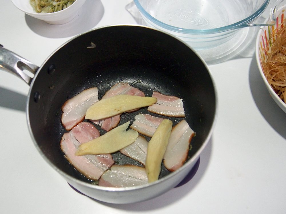 dépose le lard et le gingembre au fond de la casserole