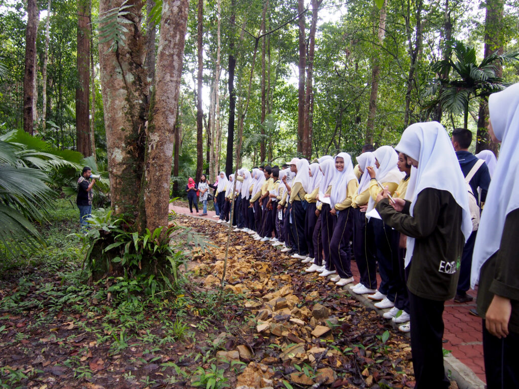 course d'école au jardin botanique de Trang
