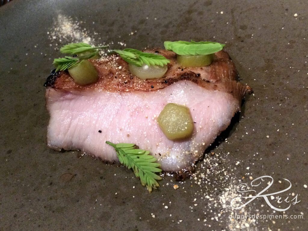 Du porc mariné avec une sauce Nam jiim jaeow
