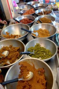 pâtes de curry fraîches au marché