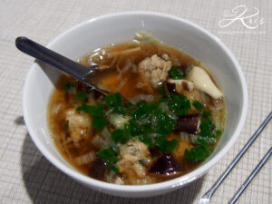 Bouillon aux boulettes de poulet et aux champignons