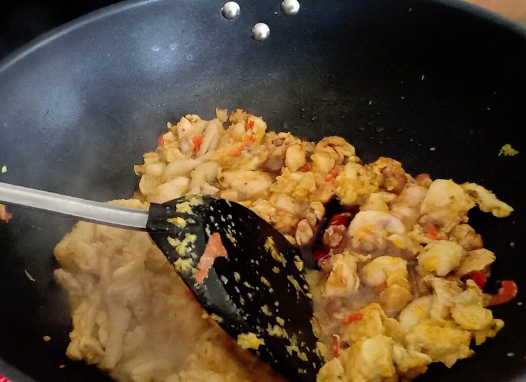 fais revenir le poulet dans un wok