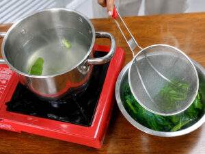 Comment blanchir le brocoli chinois pour un Pad See Ew