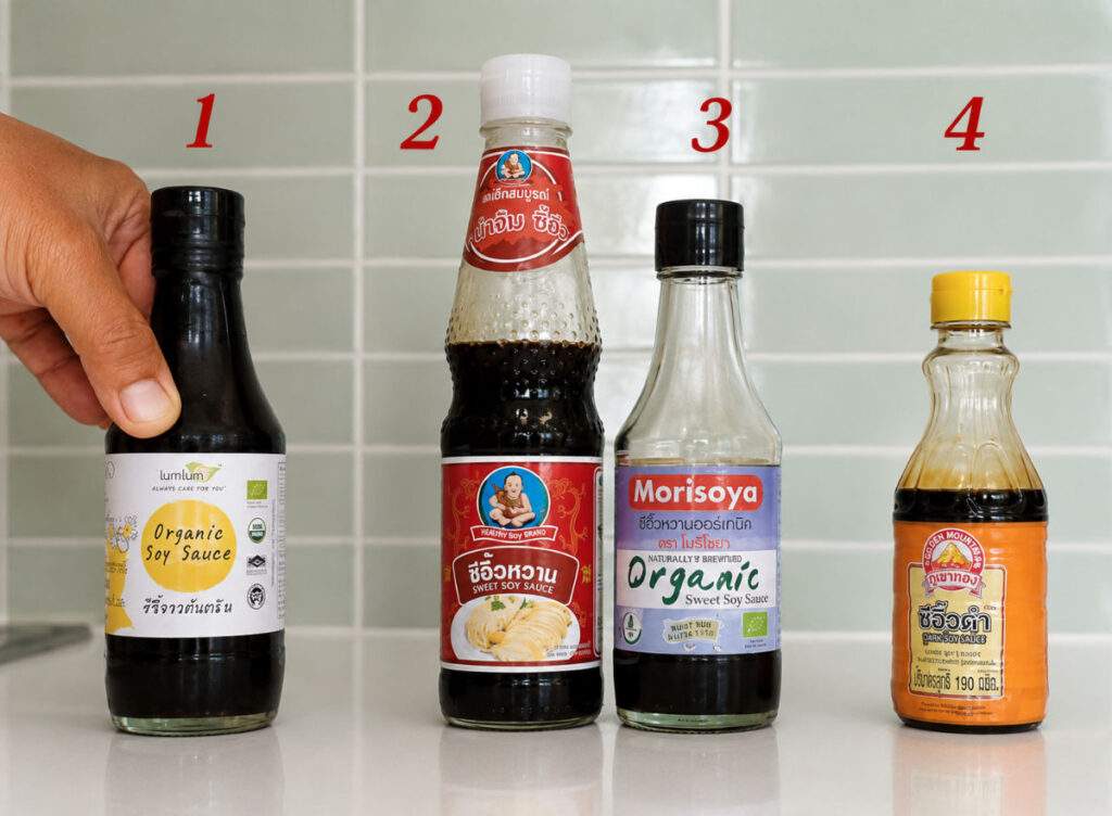 Les différentes sauces soja thaïlandaises : sauce soja claire, sauce soja sucrée et sauce soja foncée.