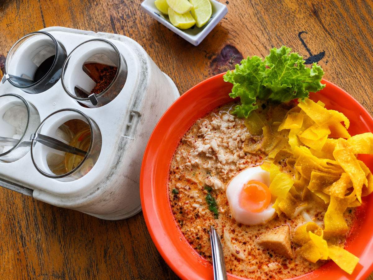 Tom yam (nam khon), soupe thaïe crémeuse à la citronnelle