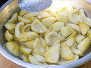 mangues vertes dans le sirop de sucre