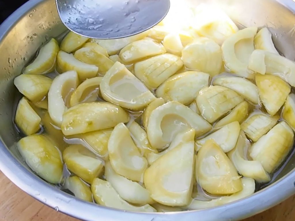 mangues vertes dans le sirop de sucre