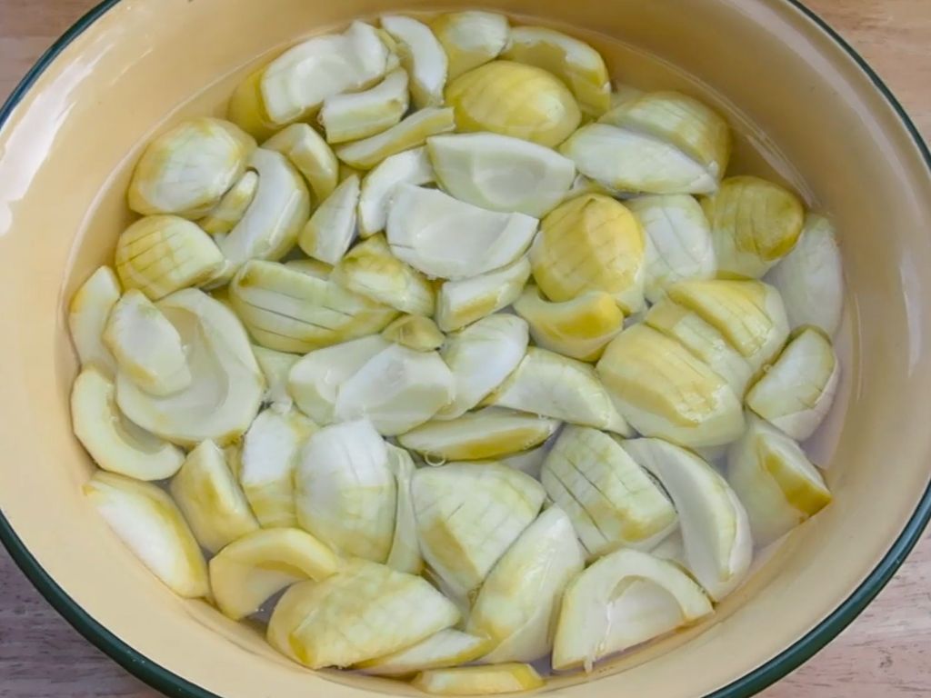 laisser les mangues dans l'eau salée
