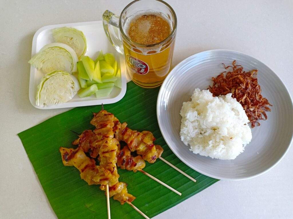brochettes de poulet et riz gluant