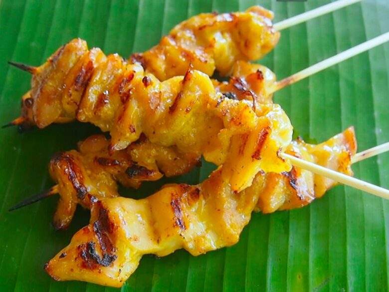 Brochettes de poulet street food asiatique
