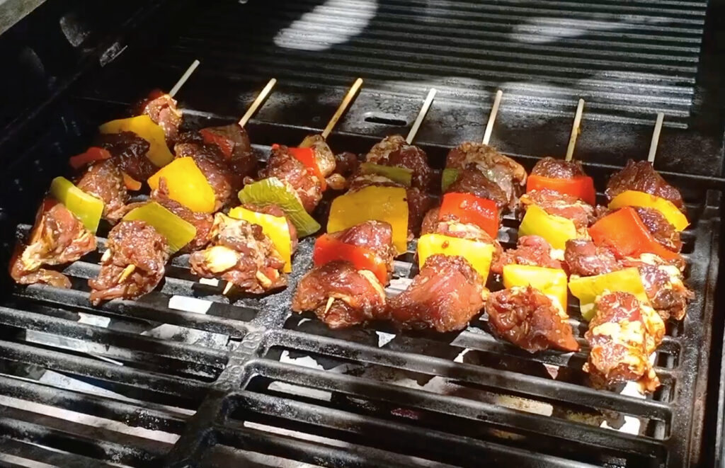 griller la viande sur le barbecue