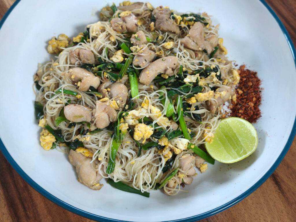 Nouilles de riz sautées au poulet (Sen Mee) - recette facile et rapide