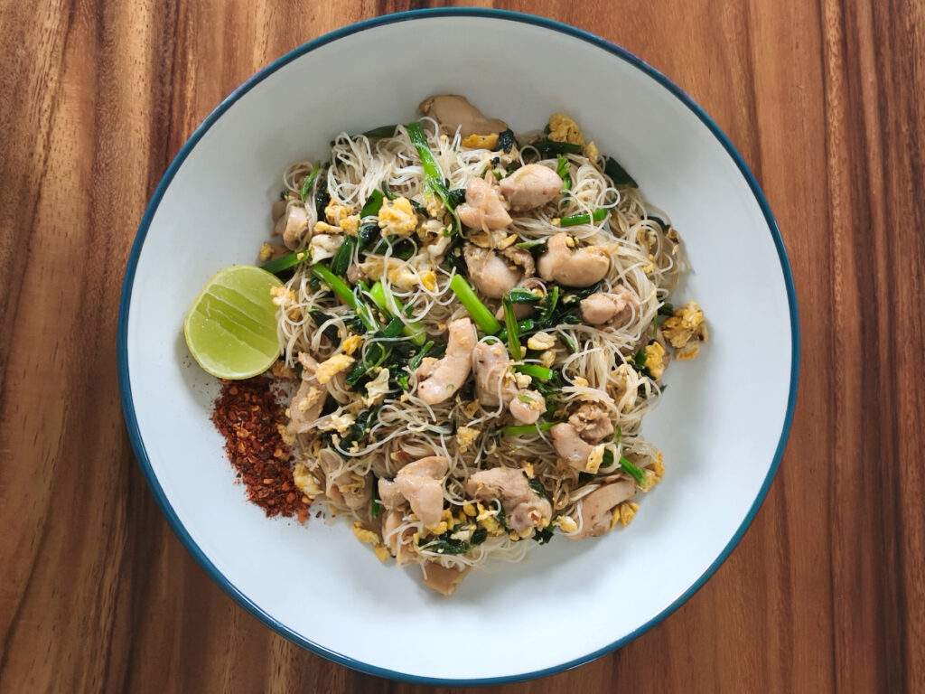 Repas rapide: vermicelles à l'asiatique, au poulet