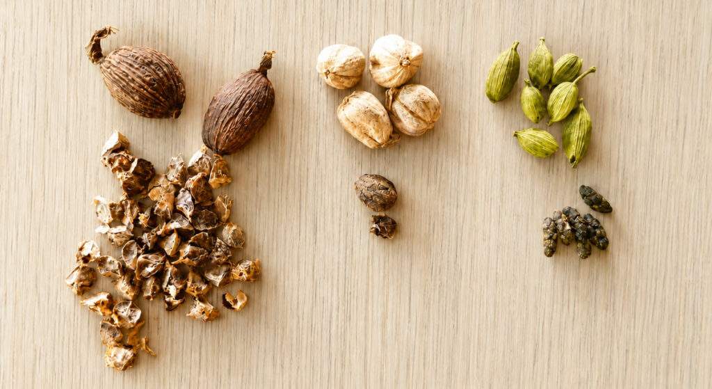 Comparaison de la cardamome noire, de la cardamome blanche et de la cardamome verte utilisées dans les cuisines thaïlandaise, indienne et asiatique.